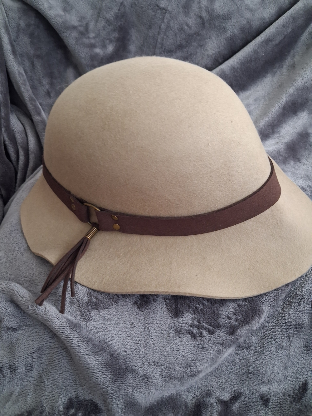 Callanan Women’s Beige 100% Wool Cloche Hat with Brown Band